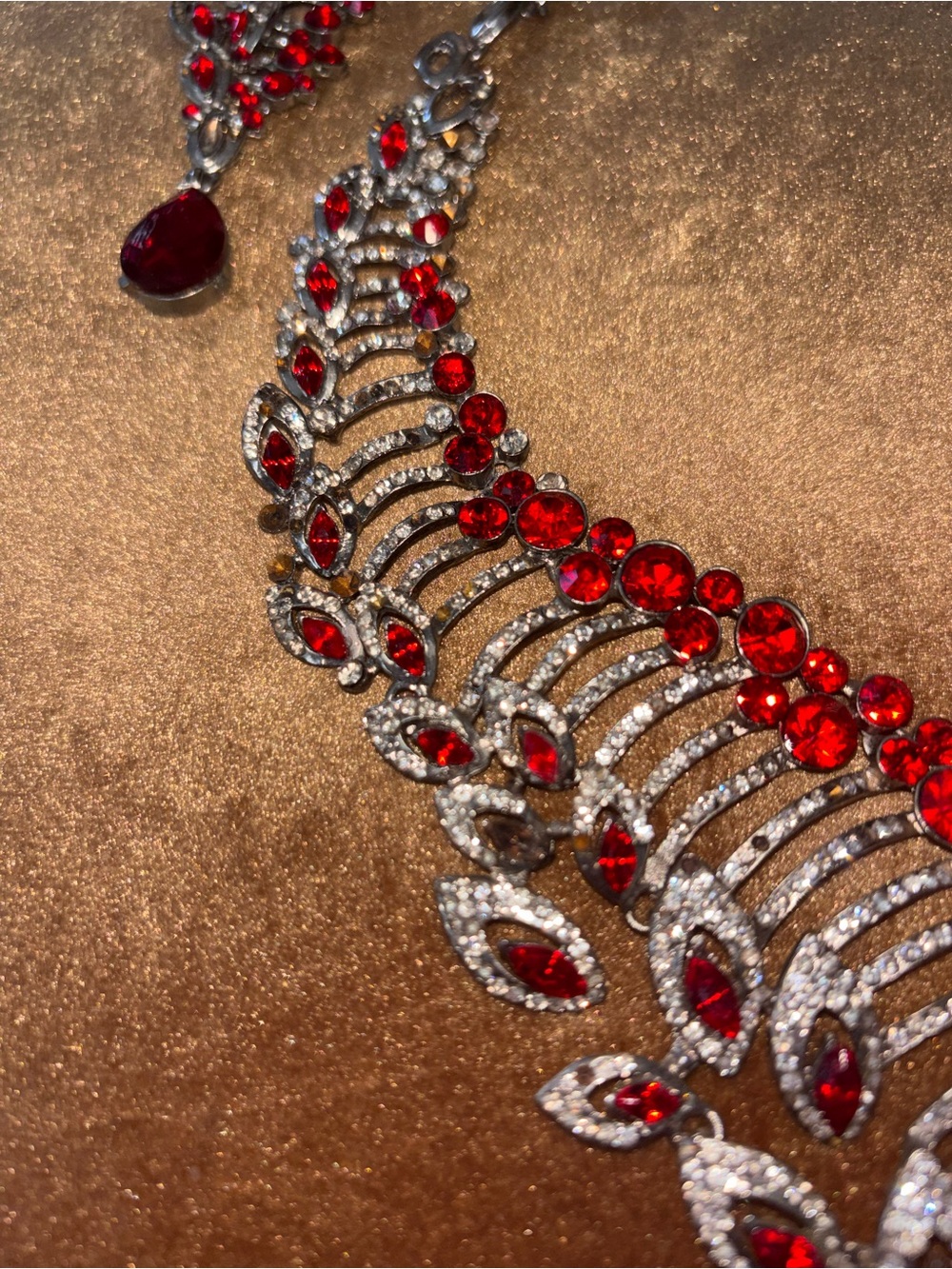 Red and clear rhinestones necklace and earrings set - Picture 4 of 7